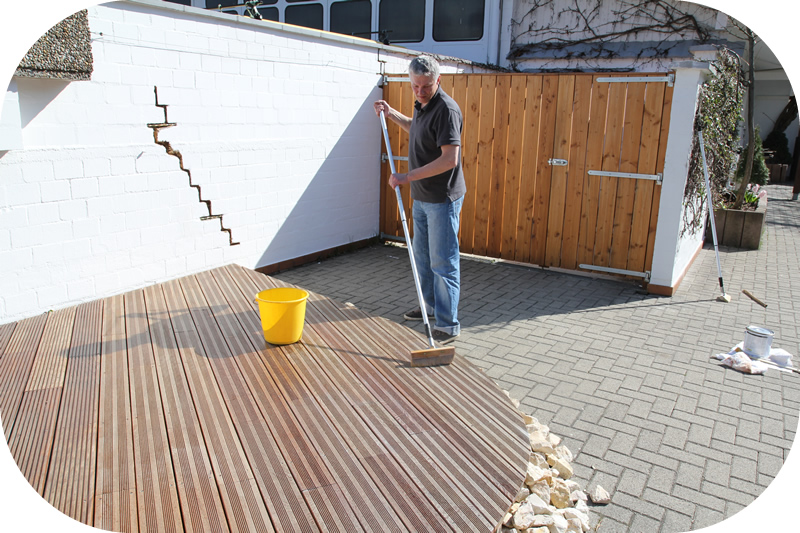 So tragen Sie Terrassenöl auf